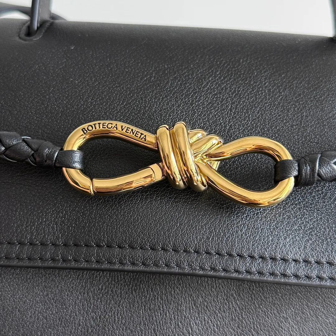 Batch 2060 BottegaVeneta Latest Ciao Ciao Bag Silky cowhide two-way flap handbag with signature twist detail, hidden hook closure, flap can be fastened to the front or attached to the INTRECCIATO woven internal pocket, comes with an adjustable and removable crossbody strap, internal compartment, and also features a zippered pocket. The surprise flap has various shapes. Style 1 - Cover the bag surface, exposing the knot and knot decoration. Style 2 - Place the flap inside the bag. A buckle is also designed. Style 3 - The U-shaped position of the top handle in the hand bag. Style No.: 835835 Size: 26*19*10.5cm